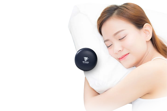 Woman sleeping peacefully with Dr Clear Aligners case beside her, symbolizing retainer comfort
